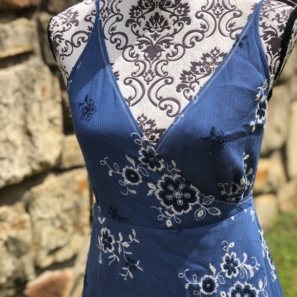 Chelsea & Violet Navy Embroidered Dress NWT Medium - Picture 3 of 8